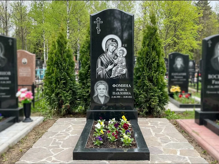 Памятник с гравировкой иконы — икона в резном киоте, работа «Гущин» в Самаре