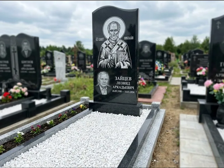 Памятник с гравировкой иконы: стела с крестообразным навершием — икона в резной рамке-киоте, газон без ограды, стриженая трава, работа «Раевская» в Самаре