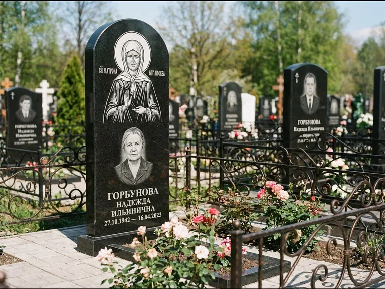 Памятник с гравировкой иконы: стела с арочным верхом и киотом под образ — гравировка образа Матроны Московской, гранитный цоколь с тёмной плиткой, работа «Ковалёв» в Самаре