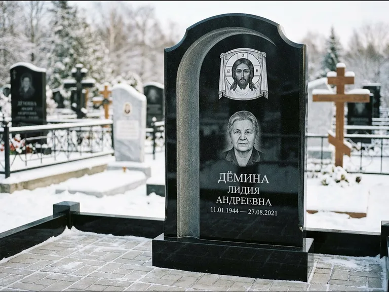 Памятник с гравировкой иконы: гранёный восьмиугольный обелиск с крестом — гравировка Николая Чудотворца, семейный участок с гранитной скамьёй, работа «Зотов» в Самаре