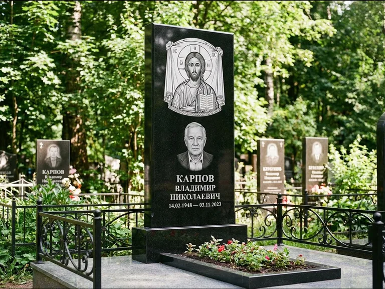Памятник с гравировкой иконы: широкая двойная семейная стела — золочёный нимб на образе, цветник с красными розами, работа «Воронцова» в Самаре