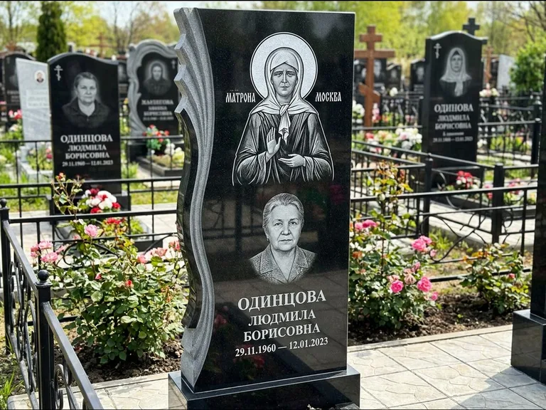 Памятник с гравировкой иконы: ступенчатая двухуровневая стела — Архангел Михаил на стеле, каменная дорожка из плитняка, работа «Одинцов» в Самаре