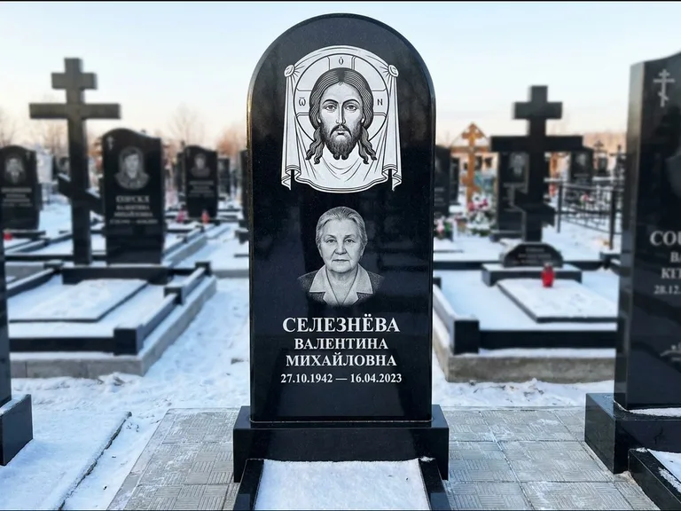 Памятник с гравировкой иконы: небольшая скромная одиночная стела с именной иконой — золочёный нимб на образе, аккуратный участок с газоном, работа «Ковалёв» в Самаре
