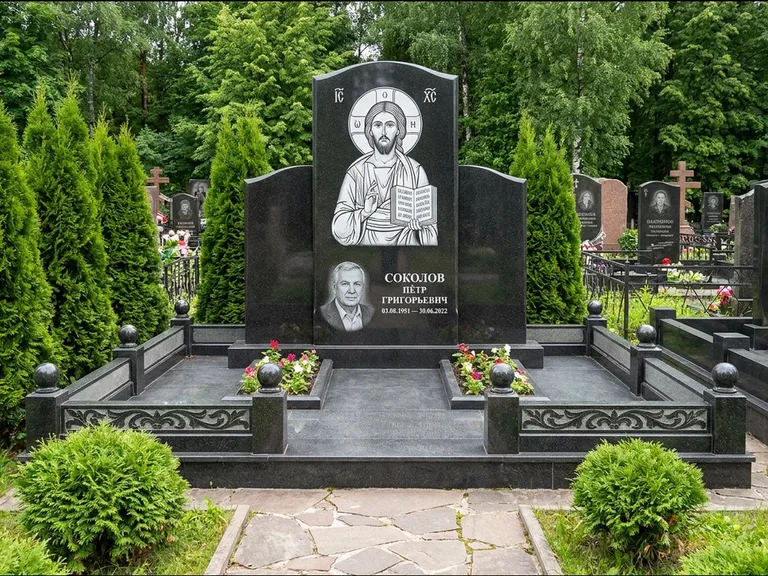 Памятник с гравировкой иконы: широкая горизонтальная лежачая плита-стела — икона в резной рамке-киоте, серая гравийная отсыпка с бордюром, работа «Богданова» в Самаре