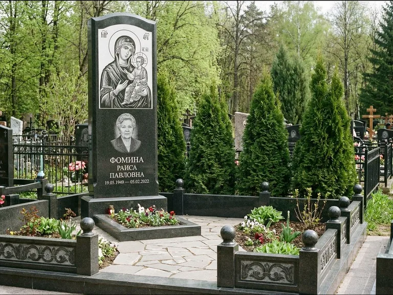 Памятник с гравировкой иконы: высокий гранёный обелиск с крестом-навершием — гравировка образа Матроны Московской, открытый участок без ограды, работа «Третьяков» в Самаре