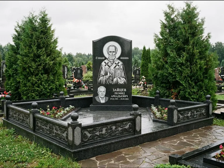 Памятник с гравировкой иконы: стела с гранитным столиком и скамьёй — Архангел Михаил на стеле, семейный участок с плиткой, работа «Верещагина» в Самаре