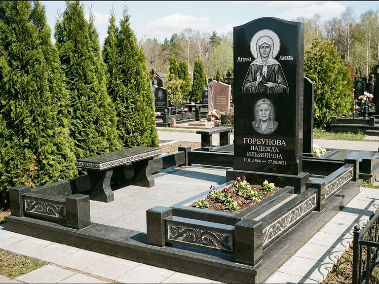 Памятник с гравировкой иконы: стела в форме раскрытой книги с образом — гравировка образа Спасителя, цоколь тёмной плиткой, работа «Зотов» в Самаре