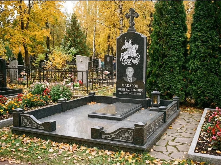 Памятник с гравировкой иконы: ступенчатая трёхуровневая стела — золочёный нимб на образе, дорожка из природного плитняка, работа «Лебедева» в Самаре
