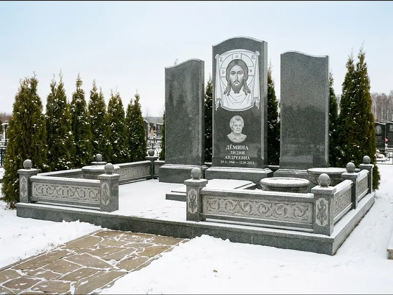 Памятник с гравировкой иконы: узкая вертикальная стела-пилон с ликом — икона в резной рамке-киоте, открытая лужайка без ограды, работа «Одинцов» в Самаре