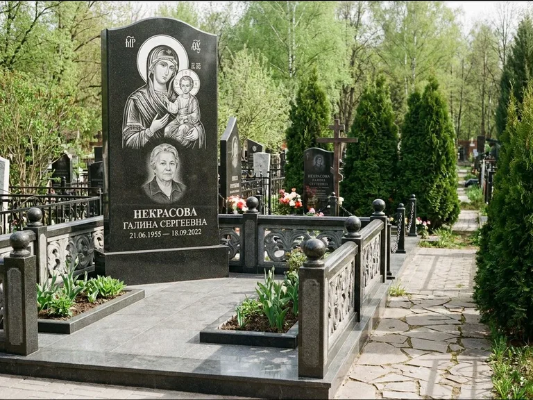Памятник с гравировкой иконы: полукруглая стела с купольным навершием — Архангел Михаил на стеле, заснеженный зимний участок, работа «Гущин» в Самаре