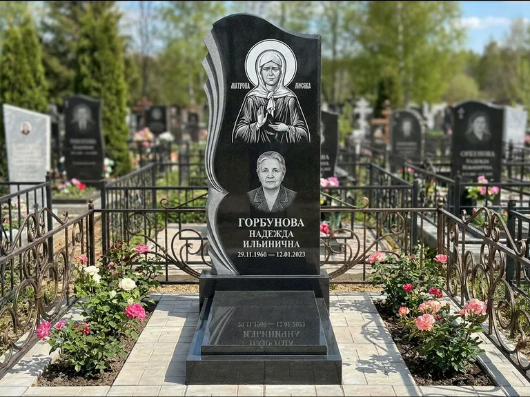 Памятник с гравировкой иконы — икона в резном киоте, работа «Одинцов» в Самаре