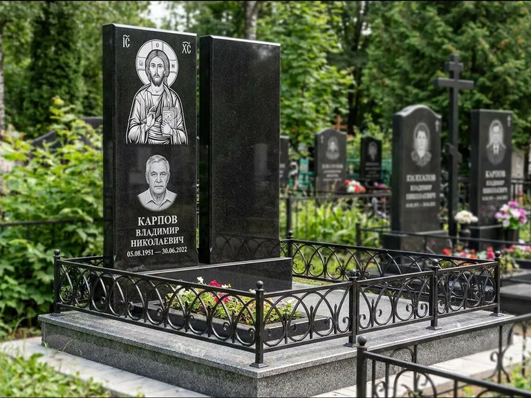 Памятник с гравировкой иконы — Казанская икона Божией Матери на стеле, работа «Богданова» в Самаре