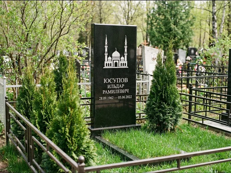 Мусульманский памятник с гравировкой мечети — силуэт мечети с двумя минаретами над именем, работа «Юсупов» в Самаре