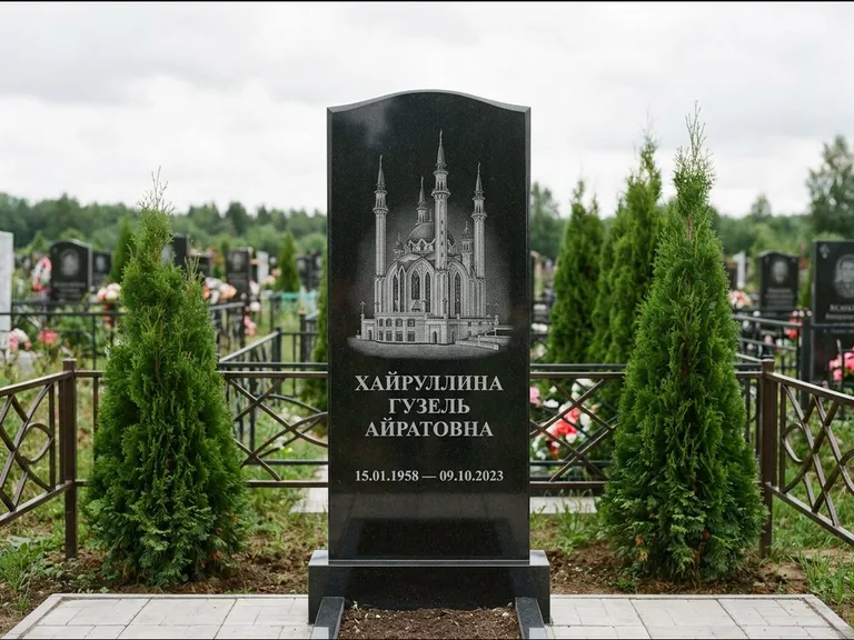 Мусульманский памятник с гравировкой мечети — мечеть Кул-Шариф на обороте стелы, работа «Хайруллина» в Самаре