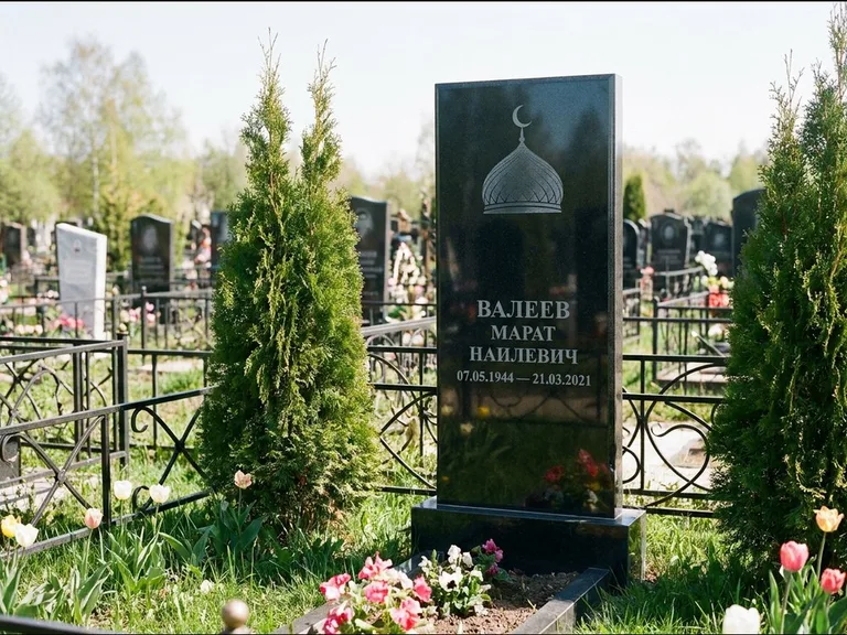 Мусульманский памятник с гравировкой мечети — купол с полумесяцем в верхней части, работа «Валеев» в Самаре