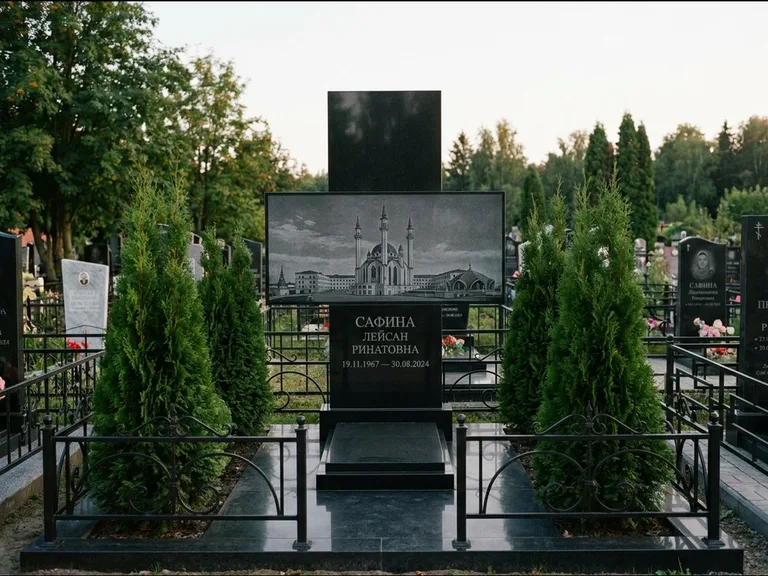 Мусульманский памятник с гравировкой мечети — панорама мечети во всю ширину стелы, работа «Сафина» в Самаре