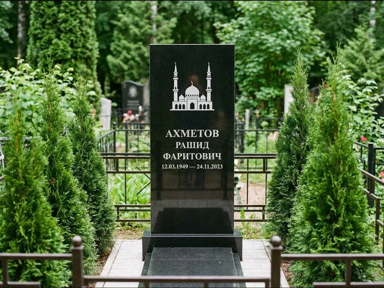 Мусульманский памятник с гравировкой мечети — силуэт мечети с двумя минаретами над именем, работа «Ахметов» в Самаре