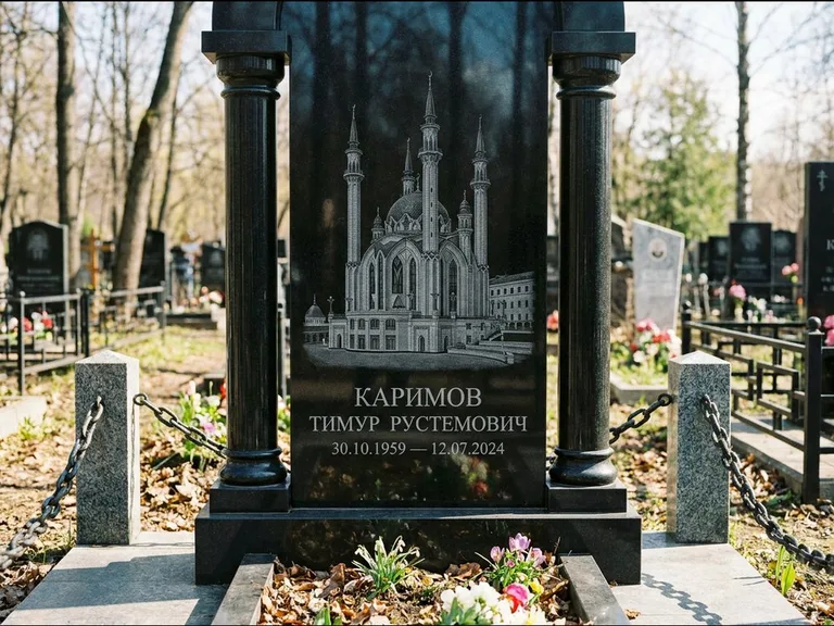Мусульманский памятник с гравировкой мечети: стела с колоннами-минаретами по бокам — детализированная гравировка мечети Кул-Шариф, гранитные столбики с провисающей цепью, работа «Каримов» в Самаре