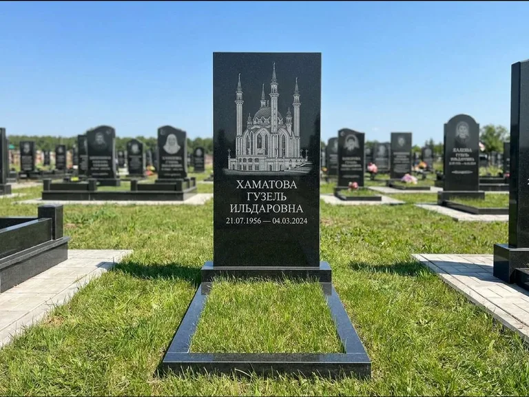 Мусульманский памятник с гравировкой мечети: небольшая скромная одиночная стела — золочёная гравировка мечети, аккуратный участок с газоном, работа «Нигматуллина» в Самаре