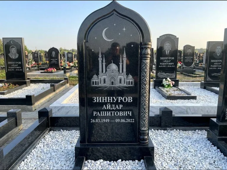 Мусульманский памятник с гравировкой мечети: стела с михраб-верхом и резной боковой колонной — детализированная гравировка мечети Кул-Шариф, белая мраморная крошка, работа «Ахметов» в Самаре