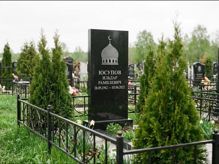 Мусульманский памятник с гравировкой мечети — купол с полумесяцем в верхней части, работа «Юсупов» в Самаре