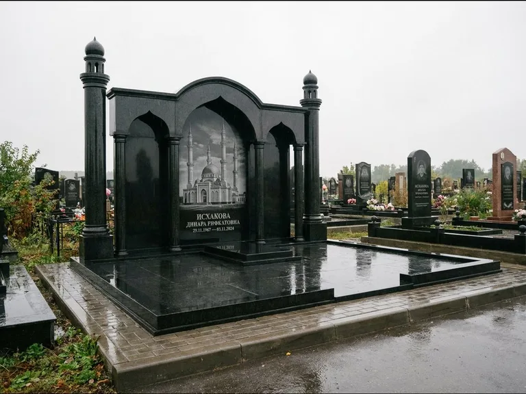 Мусульманский памятник с гравировкой мечети: семейный мемориал с колоннами-минаретами и аркой — золочёная гравировка мечети, большая мощёная площадка, работа «Абдуллаева» в Самаре