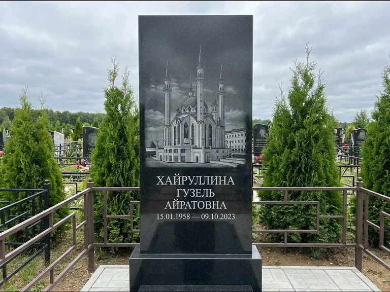 Мусульманский памятник с гравировкой мечети — панорама мечети во всю ширину стелы, работа «Хайруллина» в Самаре