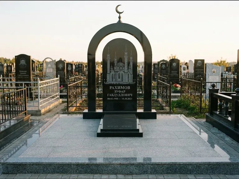 Мусульманский памятник с гравировкой мечети: монументальная стела-арка с полумесяцем на вершине — детализированная гравировка мечети Кул-Шариф, мощёная гранитная площадка с бордюром, работа «Юсупов» в Самаре