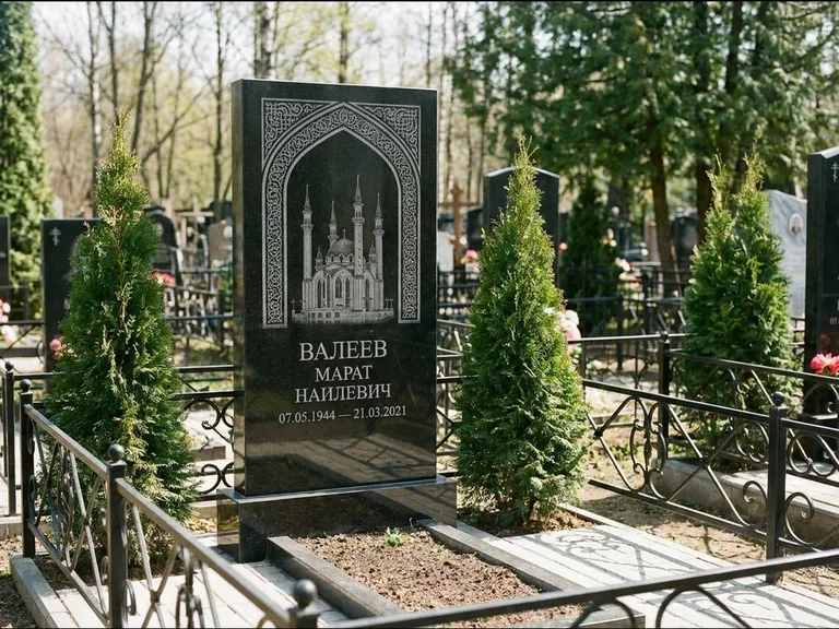 Мусульманский памятник с гравировкой мечети — мечеть в восточной арке с орнаментом, работа «Валеев» в Самаре