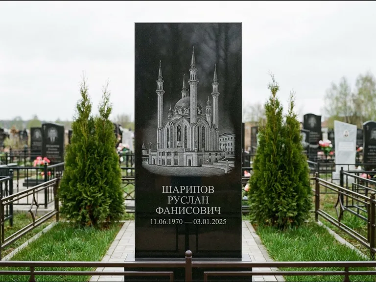Мусульманский памятник с гравировкой мечети — мечеть Кул-Шариф на обороте стелы, работа «Шарипов» в Самаре