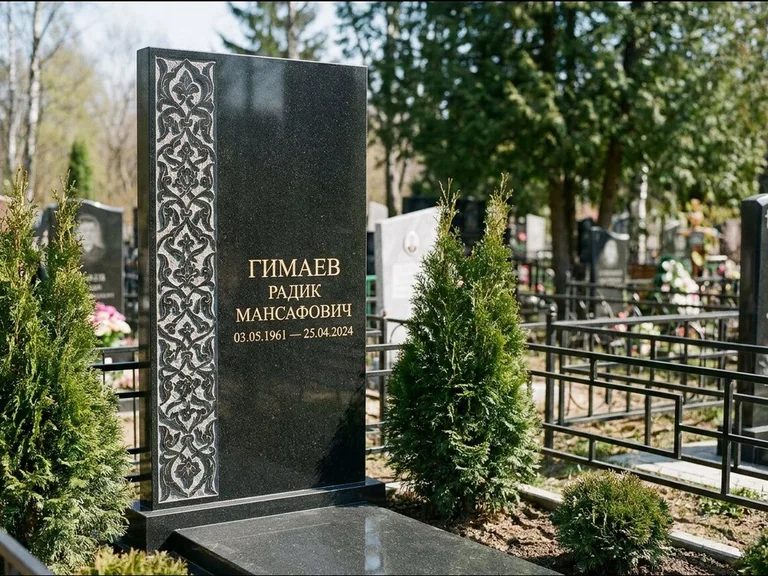 Мусульманский памятник — колонна ислими по краю стелы, работа «Гимаев» в Самаре