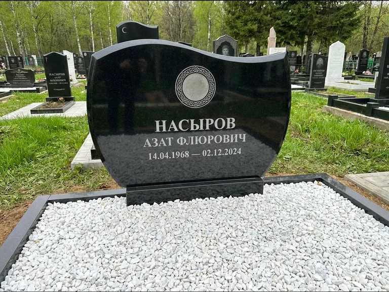 Мусульманский памятник: стела с волнообразным скошенным верхом — гравировка мечети под полумесяцем и звёздами, белая мраморная крошка с бордюром, работа «Насыров» в Самаре