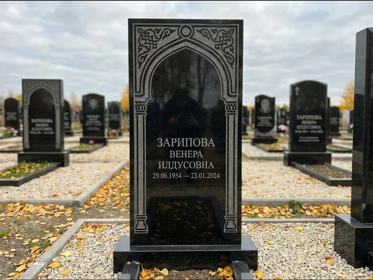 Мусульманский памятник: фигурная стела с михраб-нишей — гравировка мечети в михраб-арке с орнаментом, светлая гравийная отсыпка, работа «Зарипова» в Самаре