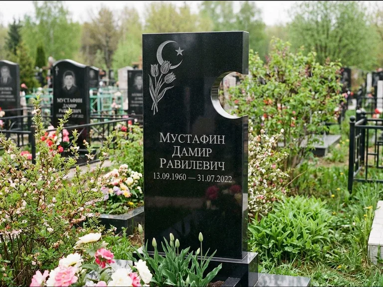 Мусульманский памятник: стела с боковым вырезом в форме полумесяца — гравировка минарета с полумесяцем, низкие кусты в цвету, работа «Мустафин» в Самаре