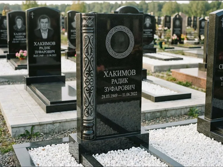 Мусульманский памятник: стела с боковой резной орнаментальной колонной — детализированная гравировка мечети Кул-Шариф, белая мраморная крошка, работа «Хабибуллин» в Самаре