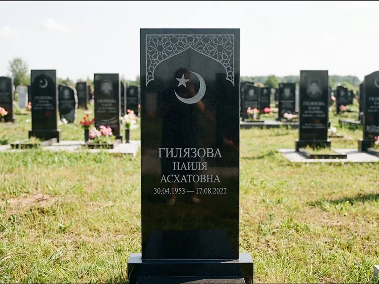 Мусульманский памятник: узкая вертикальная стела-пилон с полумесяцем — гравировка мечети в михраб-арке с орнаментом, открытая лужайка без ограды, работа «Ибрагимова» в Самаре