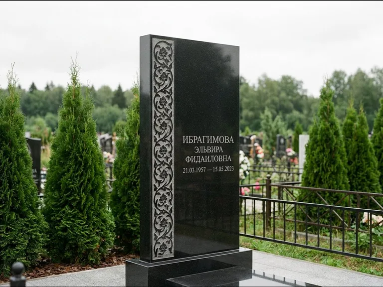 Мусульманский памятник — колонна ислими по краю стелы, работа «Ибрагимова» в Самаре