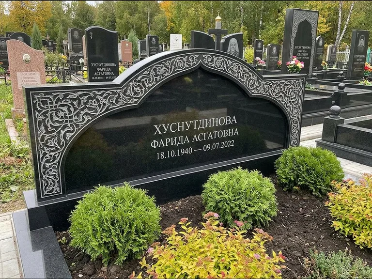 Мусульманский памятник: вытянутая горизонтальная семейная стела с аркой — белая гравировка силуэта мечети с минаретами, участок с декоративными кустами, работа «Зарипова» в Самаре