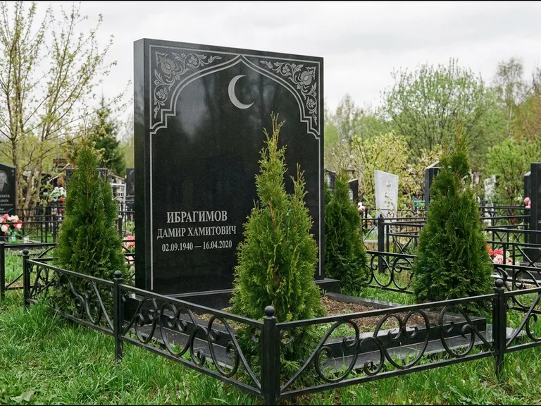 Памятник с гравировкой полумесяца — гравировка полумесяца в восточной арке с орнаментом, работа «Ибрагимов» в Самаре