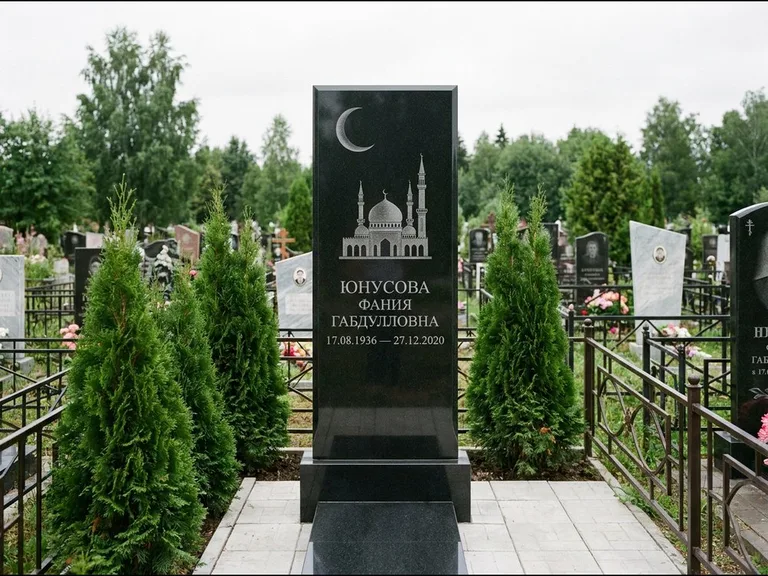 Памятник с гравировкой полумесяца — гравировка полумесяца над силуэтом мечети, работа «Юнусова» в Самаре