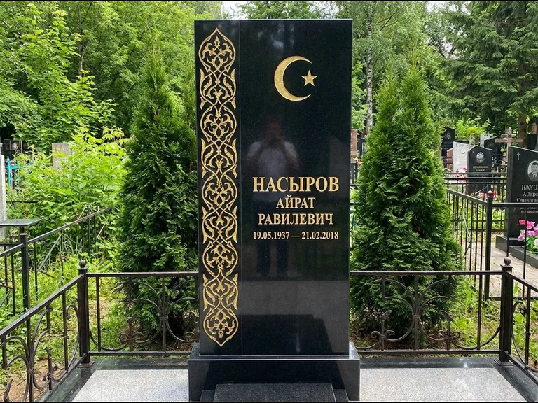 Памятник с гравировкой полумесяца — золочёный полумесяц и колонна растительного орнамента-ислими, работа «Насыров» в Самаре