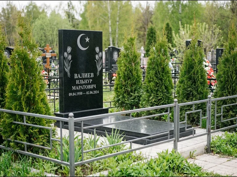 Памятник с гравировкой полумесяца — гравировка полумесяца со звездой и тюльпанами по бокам, работа «Валиев» в Самаре
