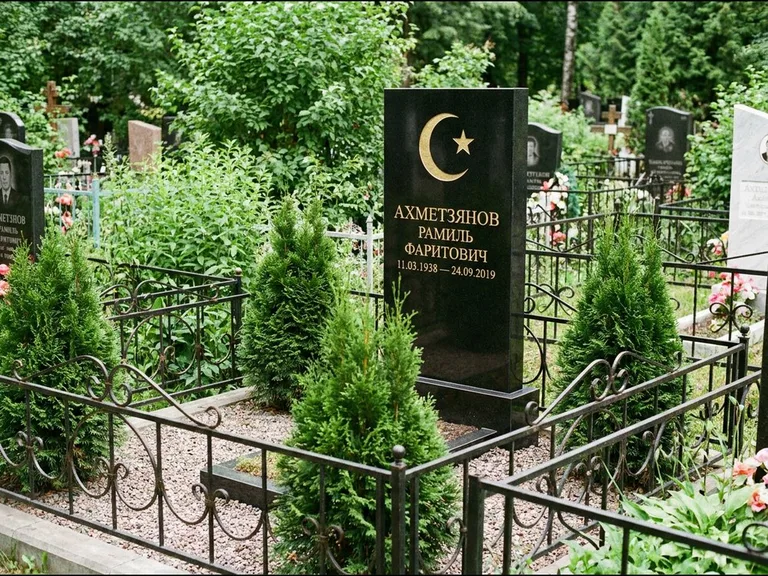 Памятник с гравировкой полумесяца — золочёная гравировка полумесяца со звездой в верхней части с, работа «Ахметзянов» в Самаре