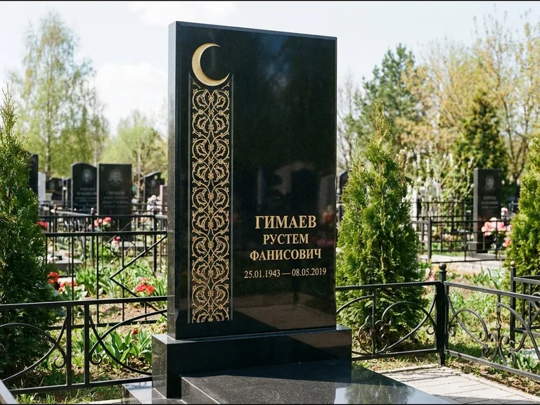 Памятник с гравировкой полумесяца — золочёный полумесяц и колонна растительного орнамента-ислими, работа «Гимаев» в Самаре