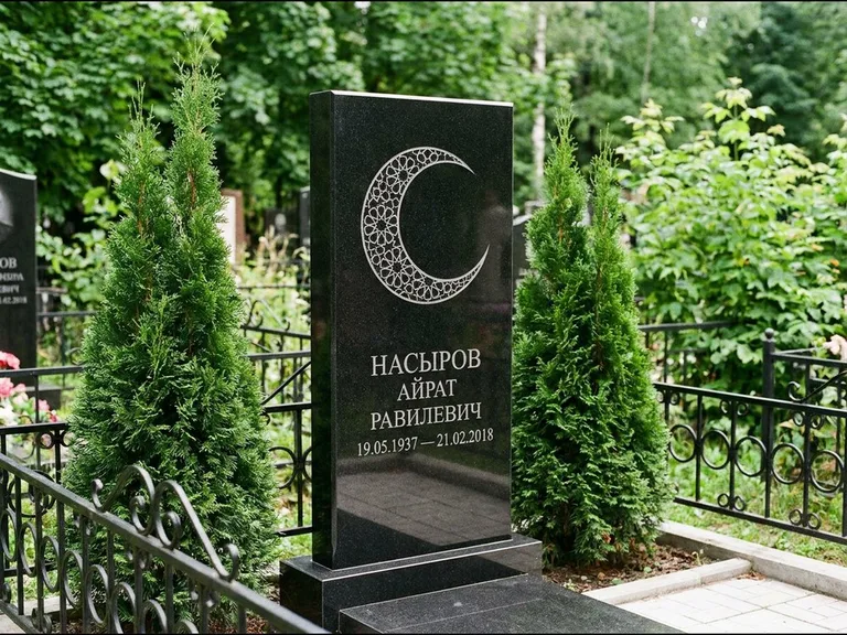 Памятник с гравировкой полумесяца — гравировка полумесяца в геометрическом орнаменте-гирихе, работа «Насыров» в Самаре