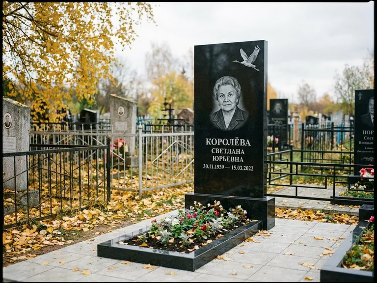 Памятник с гравировкой журавлей — белая гравировка клина журавлей, уходящего в верхний угол ст, работа «Королёва» в Самаре