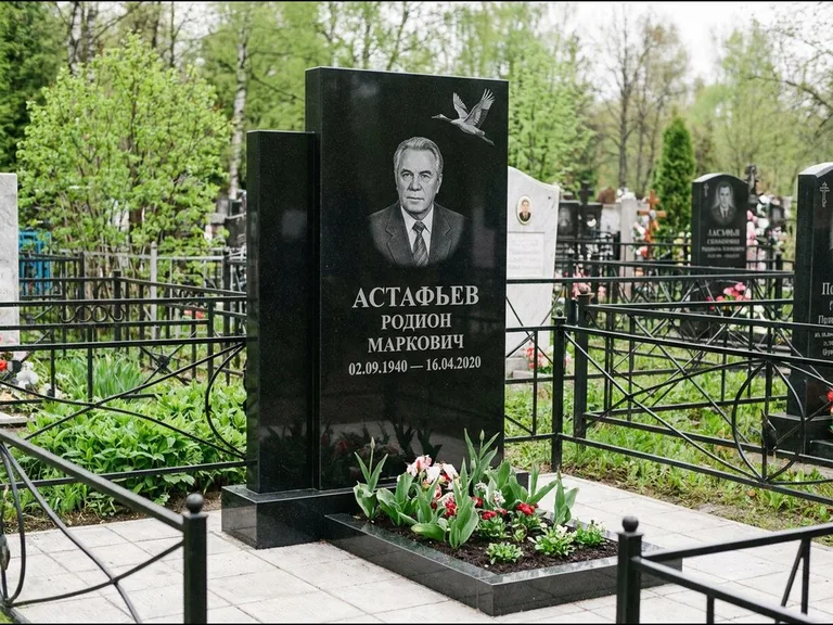 Памятник с гравировкой журавлей — гравировка одиночного летящего журавля над портретом, работа «Астафьев» в Самаре