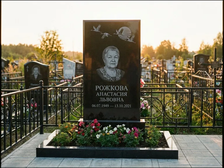 Памятник с гравировкой журавлей — гравировка клина журавлей на фоне солнечного диска, работа «Рожкова» в Самаре