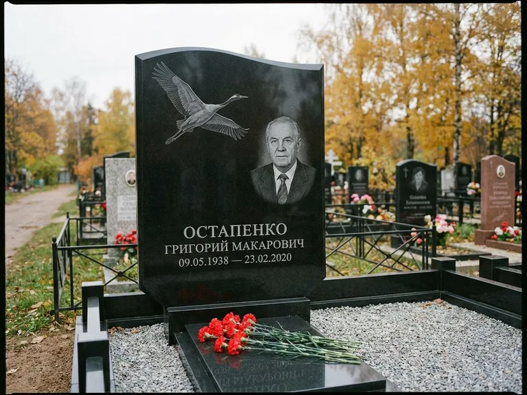 Памятник с гравировкой журавлей — гравировка журавлей, работа «Остапенко» в Самаре