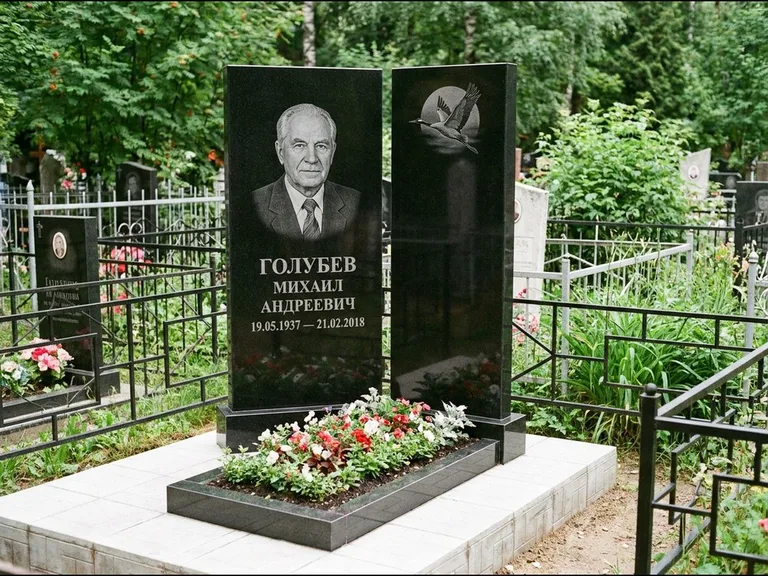 Памятник с гравировкой журавлей — гравировка клина журавлей на фоне солнечного диска, работа «Голубев» в Самаре